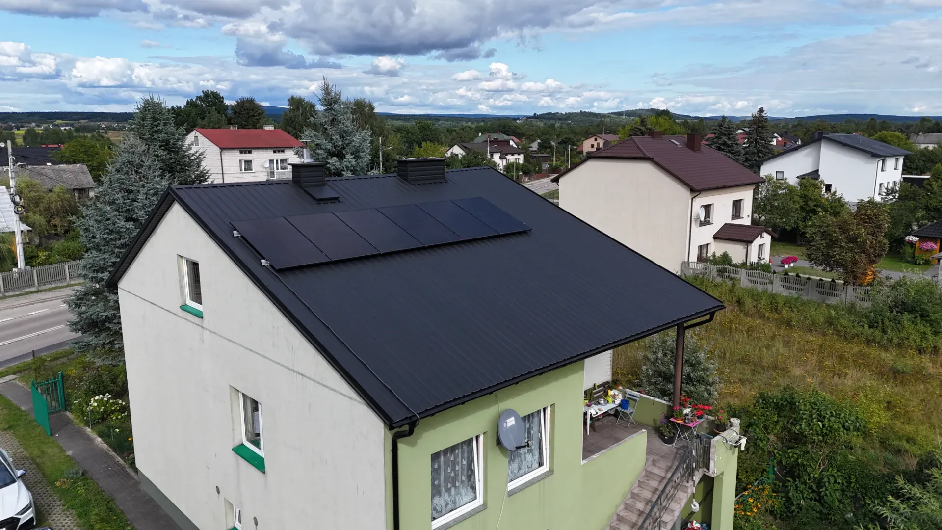 Dom jednorodzinny z instalacją fotowoltaiczną na dachu