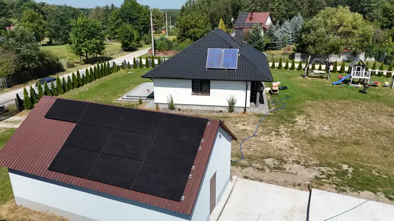 Instalacja na dachu budynku gospodarczego