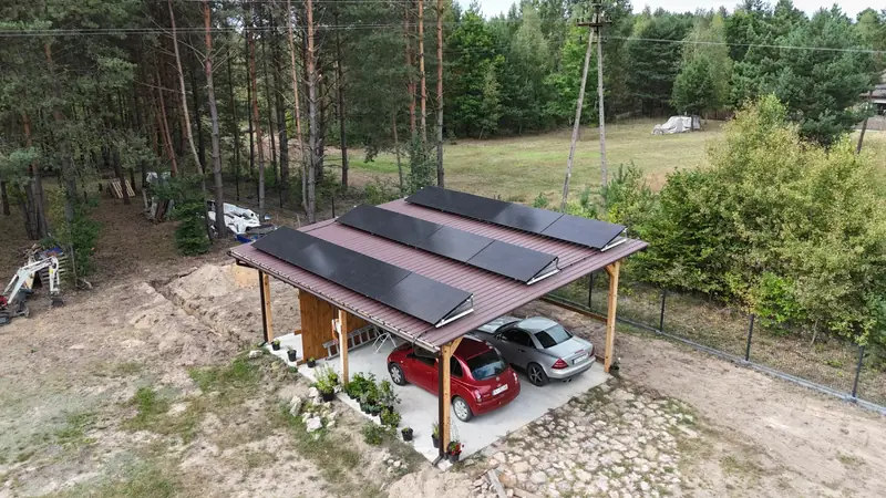 Carport z panelami fotowoltaicznymi