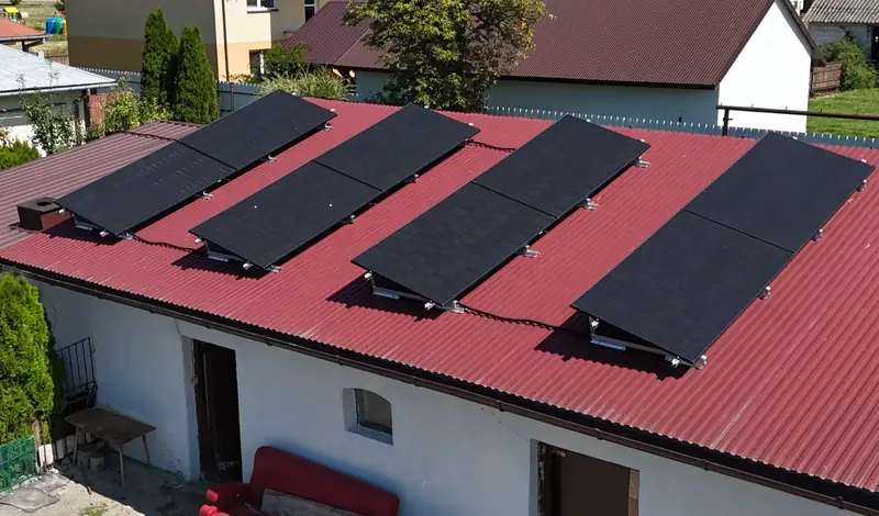 Panele na dachu krytym blachą